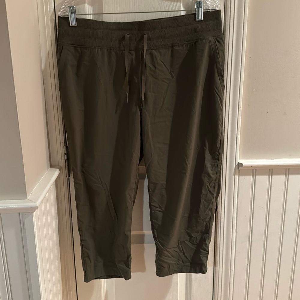 NWOT Lululemon Mid Rise Dance Studio Capris